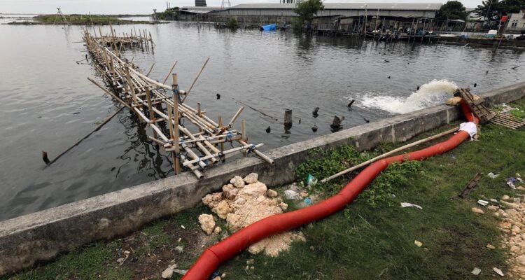 FOTO 31 Okt_Pompanisasi genangan banjir Kota Semarang, dari Sungai Sringin menuju kolam retensi Terboyo untuk diestafetkan ke Laut Jawa 1