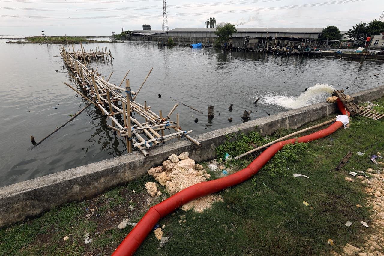 FOTO 31 Okt_Pompanisasi genangan banjir Kota Semarang, dari Sungai Sringin menuju kolam retensi Terboyo untuk diestafetkan ke Laut Jawa 1