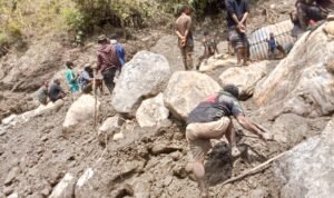 FOTO 5 Nov_Proses pencarian korban hilang dan evakuasi akibat banjir bandang di Kabupaten Nduga, Papua Pegunungan. (dok. bpbd