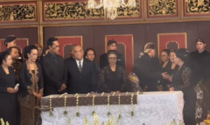 FOTO 5 Nov_Sri Sultan Hamengkubuwono X, Ratu Hemas dan KGPAA Paku Alam X melayat Sinuhun Paku Buwon XIII di Keraton Surakarta Hadiningrat. agendasolo