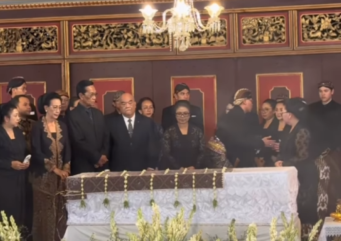 FOTO 5 Nov_Sri Sultan Hamengkubuwono X, Ratu Hemas dan KGPAA Paku Alam X melayat Sinuhun Paku Buwon XIII di Keraton Surakarta Hadiningrat. agendasolo