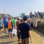FOTO 5 Nov_Tim gabungan melakukan pembersihan dan perbaikan infrastruktur terdampak banjir di Kabupaten Bekasi, Jawa Barat.