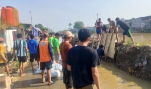 FOTO 5 Nov_Tim gabungan melakukan pembersihan dan perbaikan infrastruktur terdampak banjir di Kabupaten Bekasi, Jawa Barat.