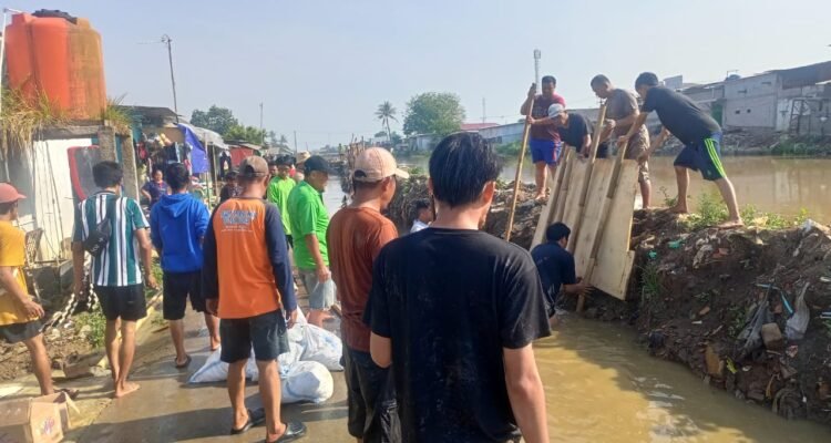 FOTO 5 Nov_Tim gabungan melakukan pembersihan dan perbaikan infrastruktur terdampak banjir di Kabupaten Bekasi, Jawa Barat.