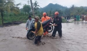 FOTO 7 Nov_Akses jalan warga terisolir akibat banjir lahar hujan (lahar dingin) Gunung Semeru di Kabupaten Lumajang, Jawa Timur. (dok.
