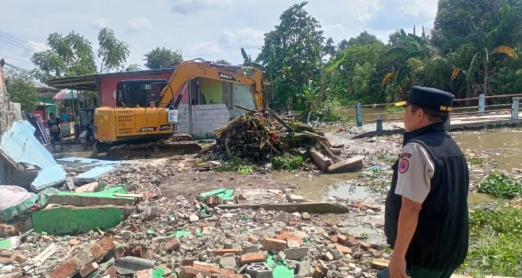 FOTO 7 Nov_BNPB bersama instansi terkait melakukan normalisasi dan penguatan tanggul guna penanganan banjir di Kabupaten Bekasi, Jawa Barat