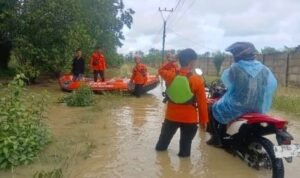 FOTO 7 Nov_Luapan anak Sungai Ciluman sebabkan banjir yang merendam rumah warga dan memutus akses jalan di Kabupaten Pandeglang, Provinsi Banten