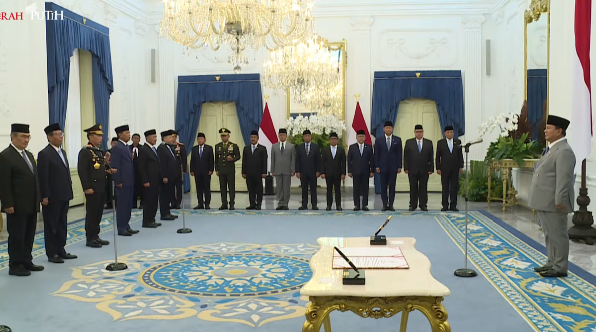 FOTO 7 Nov_Pelantikan Komisi Percepatan Reformasi Kepolisian di Istana Merdeka. (dok. youtubesetpres)