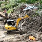 FOTO 1 Des_Upaya pembukaan akses jalan menggunakan alat berat di Kecamatan Palembayan, Kabupaten Agam, Sumatra Barat. bnpb