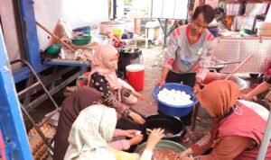 FOTO 10 Des_Gotong royong warga di dapur umum posko lapangan Kantor Wali Nagari Salareh Aia Utara, Kecamatan Palembayan,