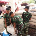 FOTO 10 Des_Kegiatan bongkar muat dan penerimaan bantuan logistik di posko lapangan Kantor Walinagari Salareh Aia Utara, Kecamatan Palembayan,
