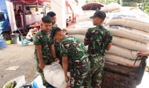 FOTO 10 Des_Kegiatan bongkar muat dan penerimaan bantuan logistik di posko lapangan Kantor Walinagari Salareh Aia Utara, Kecamatan Palembayan,