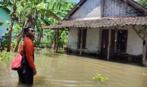 FOTO 12 Des_BPBD Kabupaten Jember melakukan kaji cepat terdampak banjir di Desa Gumukmas Kabupaten Jember, Jawa Timur. dok. bpbd