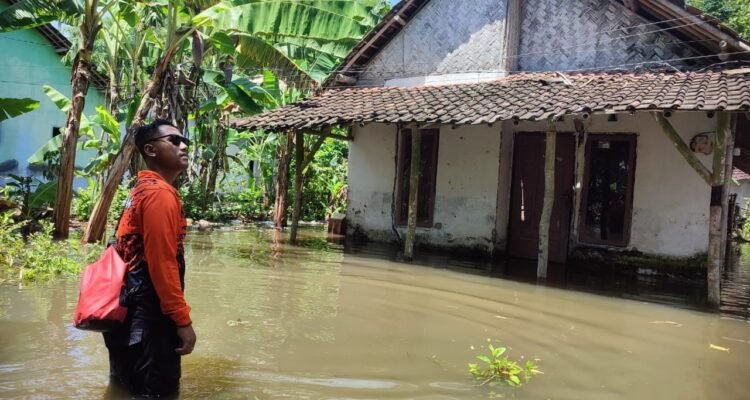 FOTO 12 Des_BPBD Kabupaten Jember melakukan kaji cepat terdampak banjir di Desa Gumukmas Kabupaten Jember, Jawa Timur. dok. bpbd