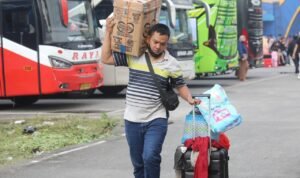 FOTO 12 Des_Penumpang memanfaatkan angkutan mudik gratis. (dok. hubdatkemenhub) 3