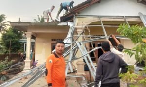 FOTO 13 Des_BPBD Kabupaten Lampung Selatan melakukan pendataan rumah terdampak angin kencang. dok. bpbdkabupaten