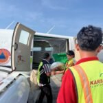 FOTO 13 Des_Petugas OMC menyiapkan bahan semai sebelum pesawat lepas landas untuk operasi pengendalian cuaca di wilayah terdampak. bnpb