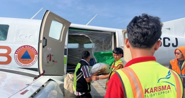 FOTO 13 Des_Petugas OMC menyiapkan bahan semai sebelum pesawat lepas landas untuk operasi pengendalian cuaca di wilayah terdampak. bnpb