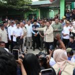 FOTO 13 Des_Presiden RI Prabowo Subianto (tengah) memberikan sambutan dan harapan kepada warga penyintas banjir di MTs N 1 Langkat, Tanjung Pura