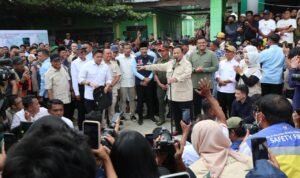 FOTO 13 Des_Presiden RI Prabowo Subianto (tengah) memberikan sambutan dan harapan kepada warga penyintas banjir di MTs N 1 Langkat, Tanjung Pura