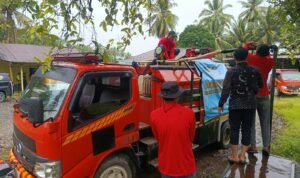 FOTO 13 Des_Proses pengisian armada distribusi air bersih untuk masyarakat di depo pengisian Perumda Tirta Anai, Sungai Durian Tungka, Kecamatan VII Koto Sungai Sariak