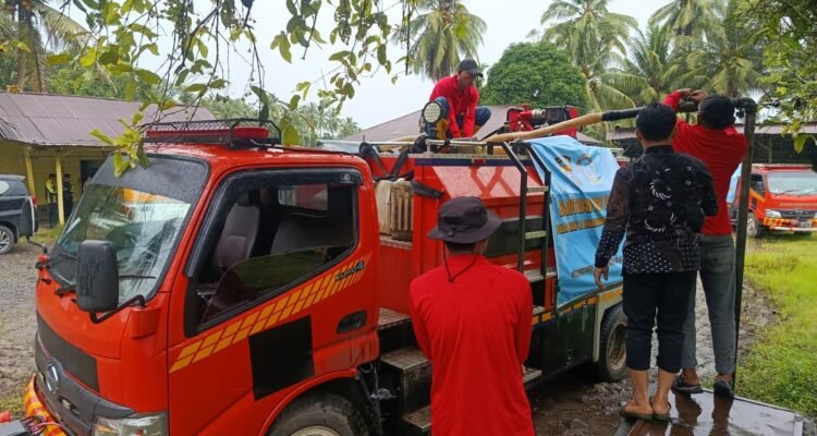 FOTO 13 Des_Proses pengisian armada distribusi air bersih untuk masyarakat di depo pengisian Perumda Tirta Anai, Sungai Durian Tungka, Kecamatan VII Koto Sungai Sariak