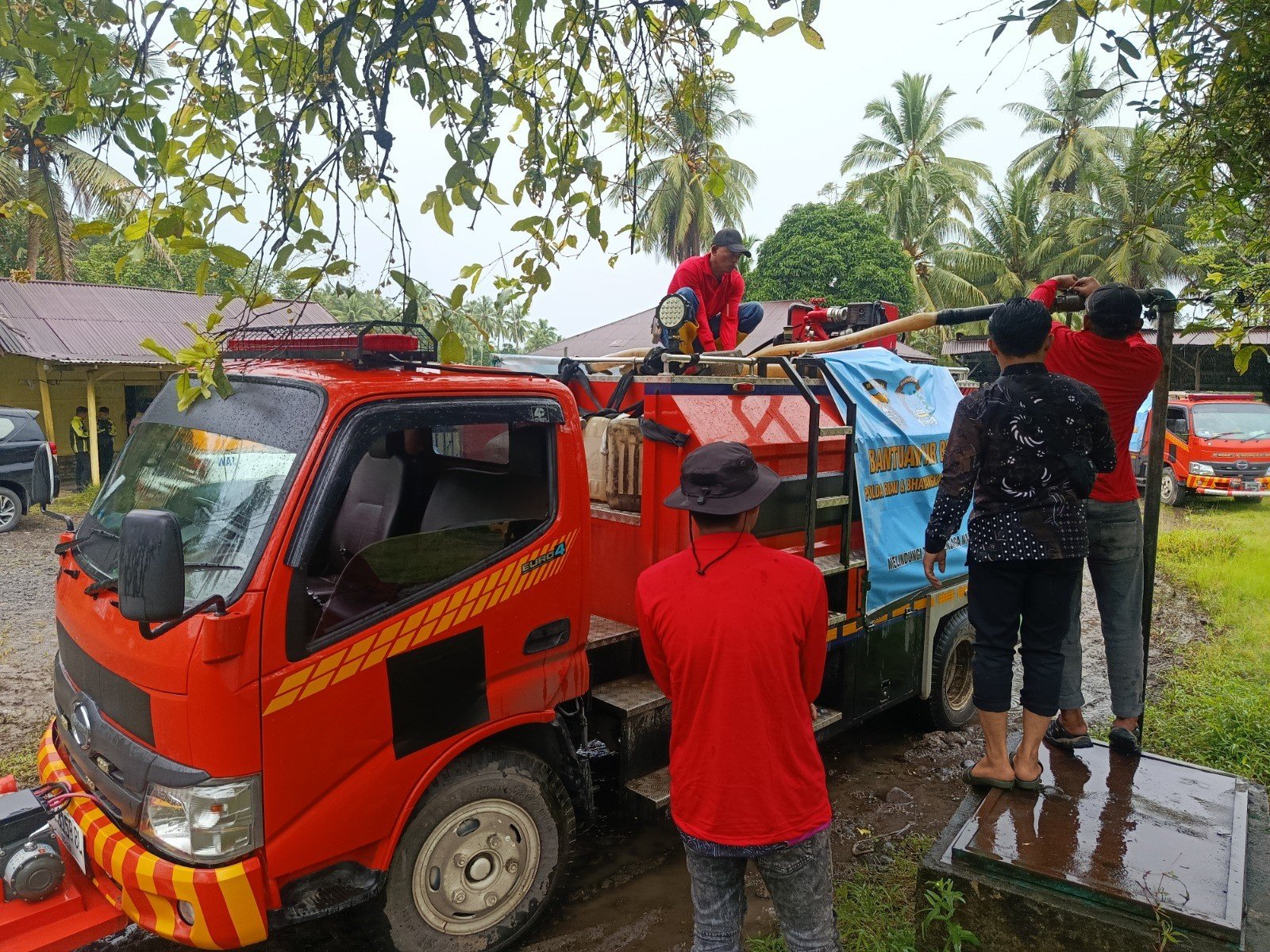 FOTO 13 Des_Proses pengisian armada distribusi air bersih untuk masyarakat di depo pengisian Perumda Tirta Anai, Sungai Durian Tungka, Kecamatan VII Koto Sungai Sariak