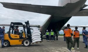 FOTO 13 Des_Tim gabungan menyiapkan beras dari Perum Bulog untuk dimasukkan ke pesawat Hercules
