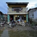 FOTO 13 Des_Warga terdampak banjir di wilayah Tanjung Pura, Kabupaten Langkat, Sumatra Utara. (dok.npb)