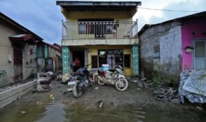 FOTO 13 Des_Warga terdampak banjir di wilayah Tanjung Pura, Kabupaten Langkat, Sumatra Utara. (dok.npb)