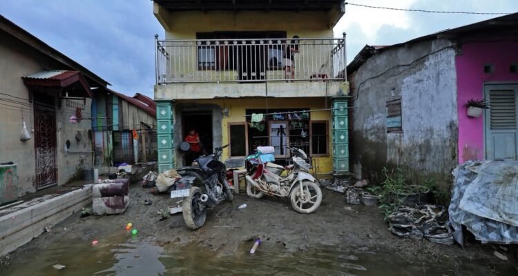 FOTO 13 Des_Warga terdampak banjir di wilayah Tanjung Pura, Kabupaten Langkat, Sumatra Utara. (dok.npb)