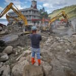 FOTO 14 Des_Alat berat berupaya menyingkirkan batuan besar dari banjir bandang di Desa Simbangulampe, Kec Baktiraja, Kab Humbang Hasundutan, Sumut