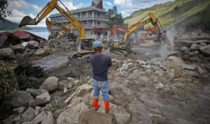 FOTO 14 Des_Alat berat berupaya menyingkirkan batuan besar dari banjir bandang di Desa Simbangulampe, Kec Baktiraja, Kab Humbang Hasundutan, Sumut