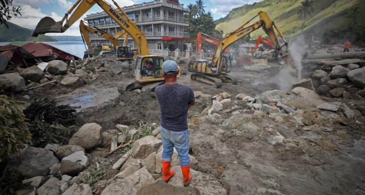 FOTO 14 Des_Alat berat berupaya menyingkirkan batuan besar dari banjir bandang di Desa Simbangulampe, Kec Baktiraja, Kab Humbang Hasundutan, Sumut