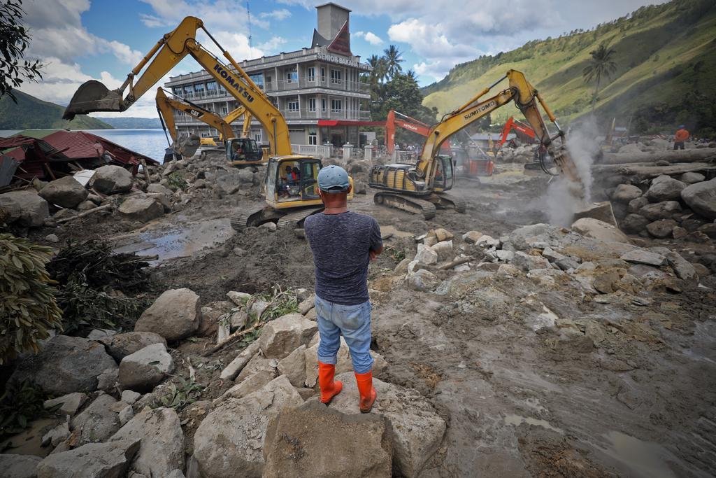 FOTO 14 Des_Alat berat berupaya menyingkirkan batuan besar dari banjir bandang di Desa Simbangulampe, Kec Baktiraja, Kab Humbang Hasundutan, Sumut
