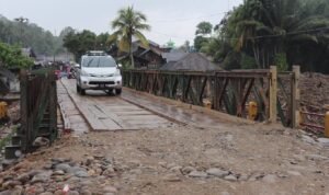 FOTO 15 Des_Kendaraan melintas di jembatan baily dari arah Provinsi Tapanuli Tengah ke Tapanuli Selatan lewat Desa Garoga, Batang Toru.