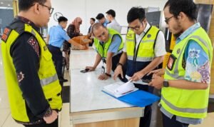 FOTO 15 Des_Para petugas tengah melakukan pengawasan keamanan penerbangan. (dok. hubudkemenhub) 2