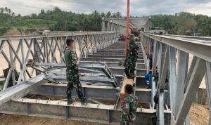 FOTO 15 Des_Pengerjaan jembatan bailey pada Jembatan Teupin Mane, Kecamatan Juli, Kabupaten Bireuen, Aceh. bnpb