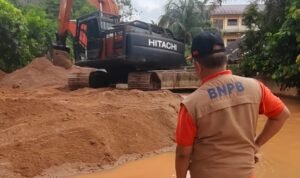 FOTO 15 Des_Personil BNPB memantau pengerukan normalisasi Sungai Aex Doras, dengan pemindahan pasir ke Pantai Ujung Sibolga, Sumut.