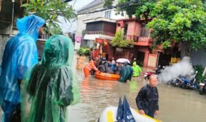FOTO 15 Des_Petugas gabungan melakukan evakuasi warga yang terdampak banjir di Denpasar, Provinsi Bali. dok. bpbdkotadenpasar