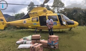 FOTO 15 Des_Petugas melakukan pengiriman logistik ke beberapa wilayah terdampak di Provinsi Sumatra. (dok. bnpb)
