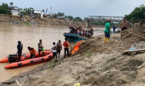 FOTO 15 Des_Tim gabungan dari BPBD, BNPB dan relawan gotong royong mengangkut logistik bantuan menyeberang di Jembatan Kutablang, Bireuen