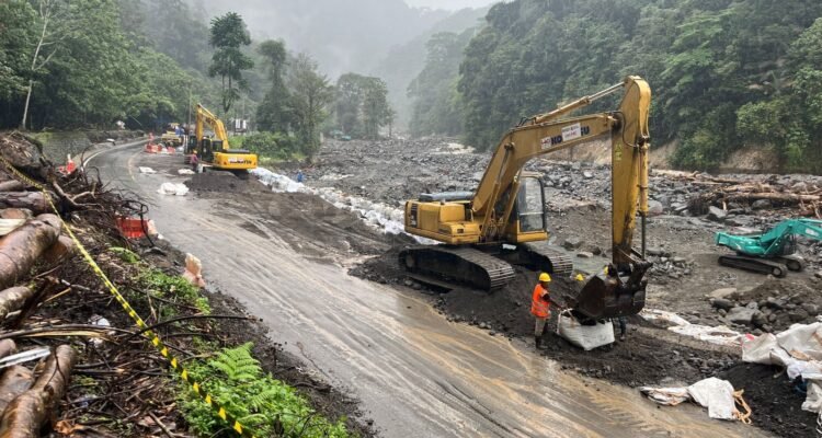 FOTO 16 Des_Alat berat dikerahkan untuk percepatan perbaikan Jalan Nasional Padang - Bukittinggi, Sumatra Barat. dok. bnpb