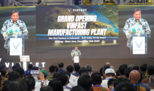 FOTO 16 Des_Menteri Koordinator Bidang Perekonomian Airlangga Hartarto dalam Grand Opening VinFast Manufacturing Plant di Subang, Jawa Barat.