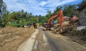 FOTO 19 Des_Perbaikan jalan di wilayah Sumatra Utara yang terdampak banjir dan tanah longsor. (dok. pu.go.id