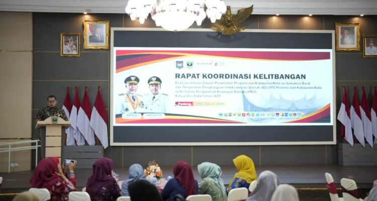 FOTO 19 Des_Rapat Koordinasi Kelitbangan sekaligus penyerahan Penghargaan Indeks Inovasi Daerah SUmbar.