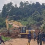 FOTO 2 Des_Tim PUPR Bener Meriah dan TIM PUPR Provinsi Aceh membersihkan jalan terdampak longsor di ruas jalan KKA - Bener Meriah, Provinsi Aceh