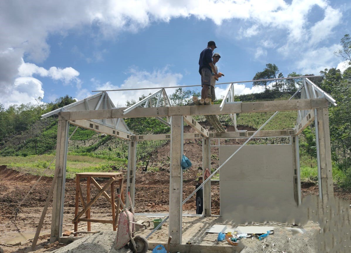 FOTO 20 Des_Rumah contoh hunian sementara (huntara) di Desa Sibalanga, Kecamatan Adian Koting, Kabupaten Tapanuli Utara, Sumatra Utara. dok.