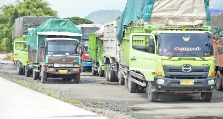 FOTO 21 Des_Angkutan barang tengah parkir. (dok. kemenhub)