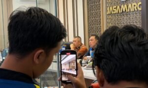 FOTO 21 Des_Pantauan Menteri Perhubungan Dudy Purwagandhi untuk pembatasan kendaraan angkutan barang nataru. 3